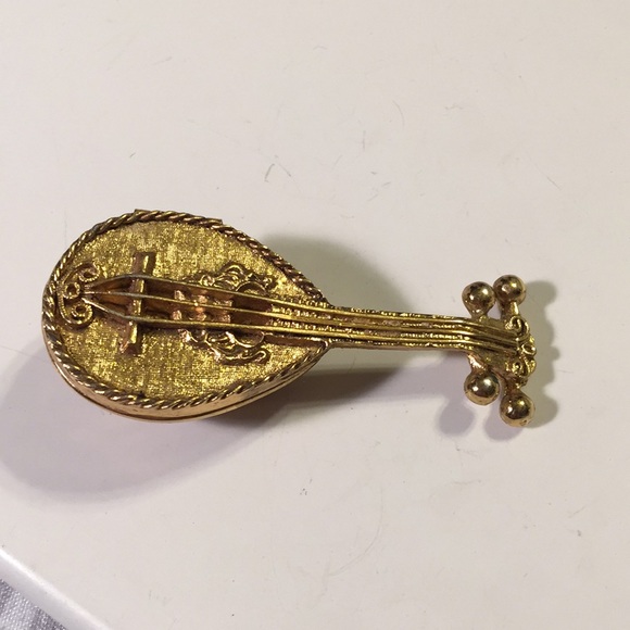 Vintage Avon mandolin lip balm locket - Picture 1 of 4